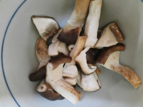 大香菇切成四段用水燙熟，撈起備用。