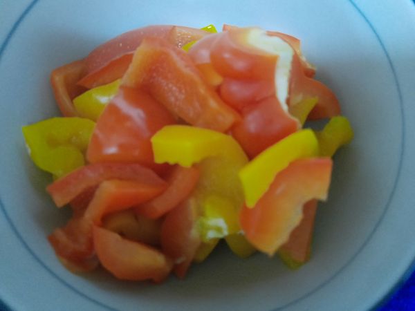 紅甜椒和黃甜椒洗乾淨切成一小段，用滾水川燙一下撈起備用。
