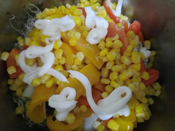 拿乾淨的鍋子，放入煮熟後的食材，到入一半的玉米罐，苜蓿芽洗過冷水撈起放入鍋中，放入奶油莎拉。