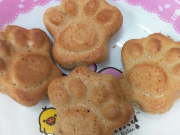 第三次烤四分鐘主要是讓他上色
吃起來口感酥酥的
裡面很紮實
這是巧克力雞蛋糕