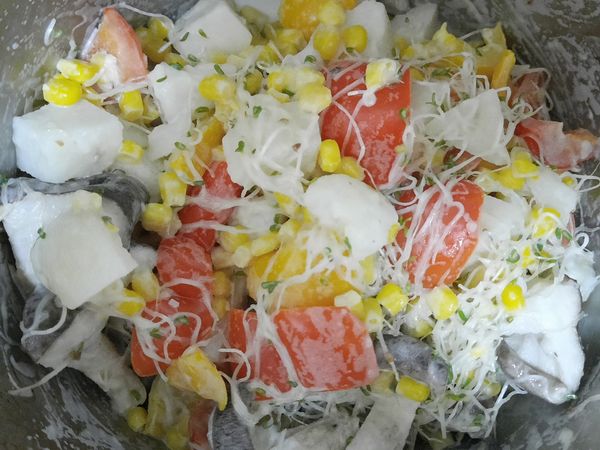 用湯匙將鍋裡的食材攪拌均勻，完成。