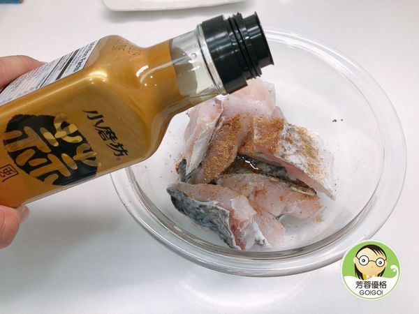 倒1小匙的蒜風味油後，再把雞蛋打入