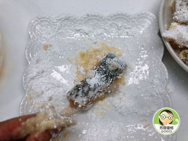 準備蕃薯粉，把沾滿蛋汁的鱸魚片裏上薄薄的一層粉