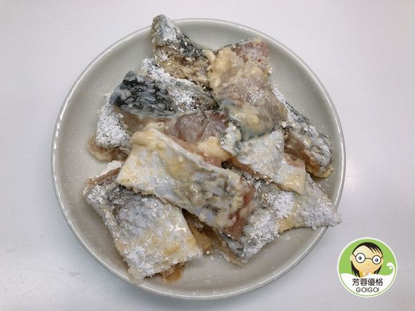 沾完粉後，可以靜置5-10分鐘~反潮，

這樣烤好後才不會白白的。