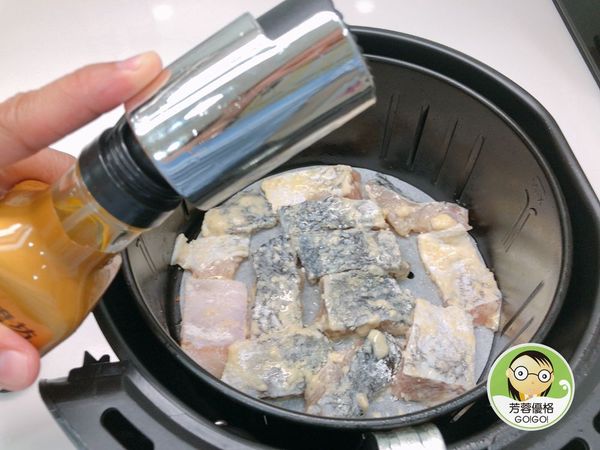 噴上少許的蒜風味油，雖然不會密合,不過也是可以噴啦~~