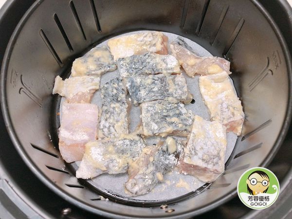 放入舖好烘焙紙的氣炸鍋內
