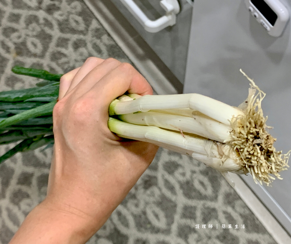 準備適量新鮮的蔥，洗乾淨瀝乾備用