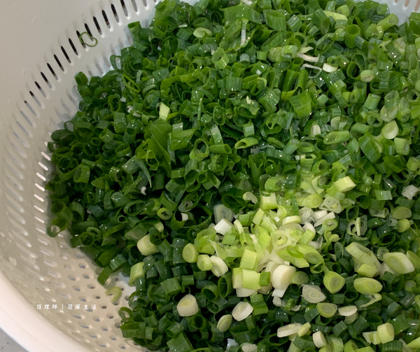 把瀝乾的蔥切成小圈