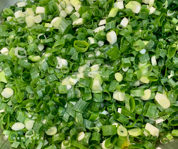 把全部的蔥花到入油鍋，關最小火