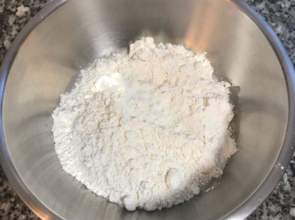 加入高粉與低粉，拌勻到沒有液體；