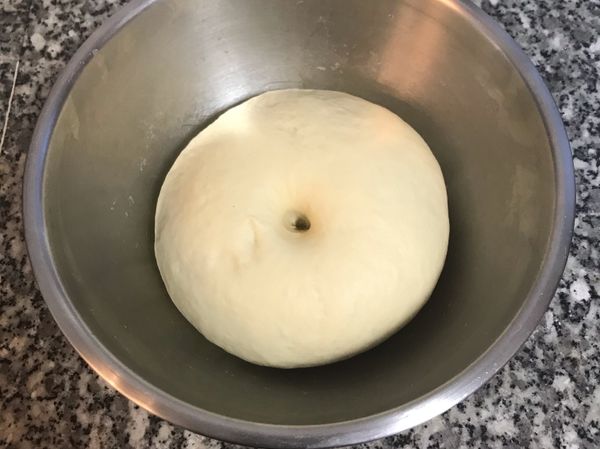 發酵好的麵糰，用手指插入不會回彈；