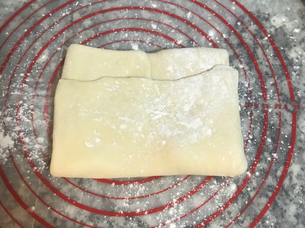 用麵皮將奶油包起來；