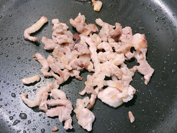 取一鍋熱油後，下肉絲將肥肉的的部分煸出油脂