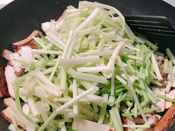 再下芹菜開一起拌炒，炒至芹菜變青綠色且無生味即可