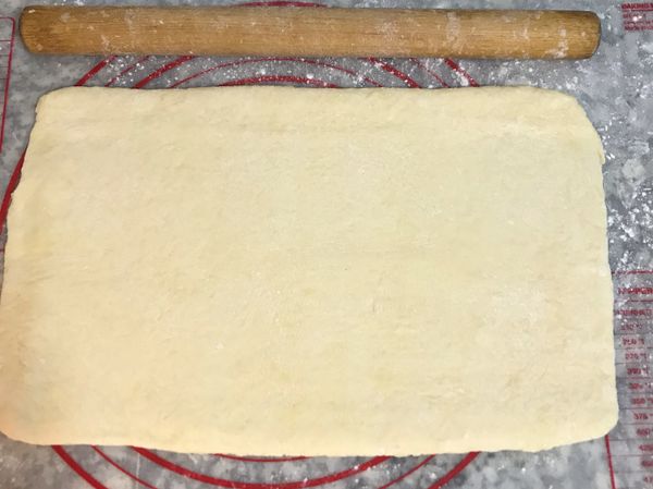 第四次摺好後，將麵皮桿開成32x20cm長方型；