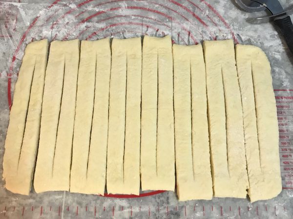 每一條中間裁一刀，上下不裁開；