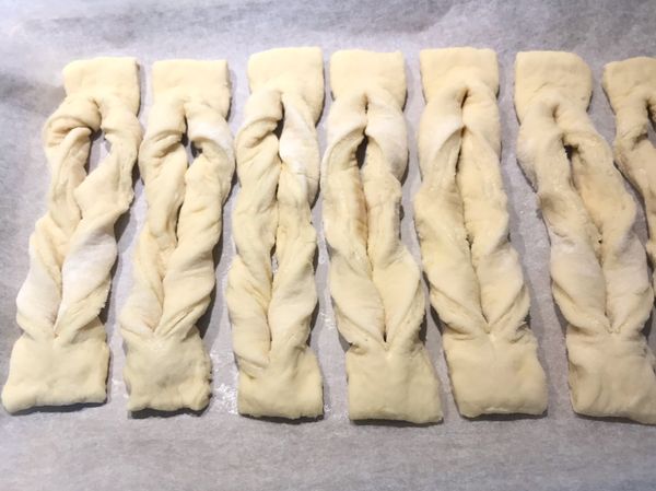 便可放入未加熱的烤箱中，進行2次發酵約45～60分鐘；