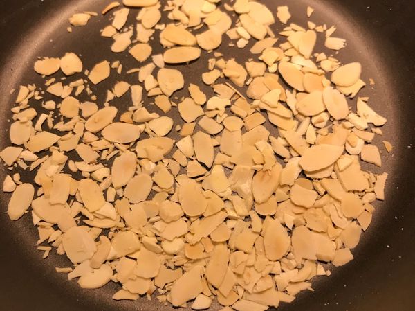 杏仁片用平底鍋小火乾烘一下，關火放冷；