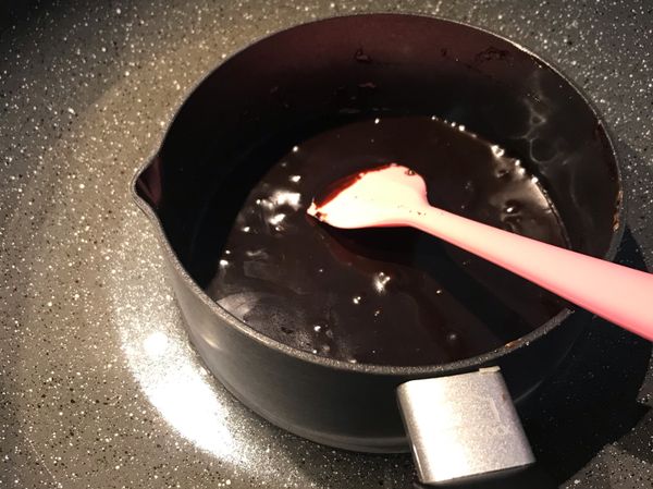 巧克力+牛奶，隔水加熱至溶化；