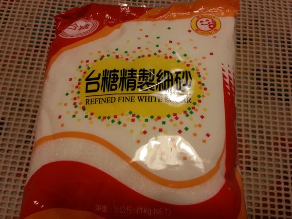 預熱烤箱200度c. 麵糊中扮入新鮮(或冷凍)藍莓, 麵糊舀入考杯中, 入烤箱烘烤.