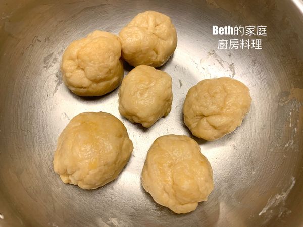 無鹽奶油融化與所有食材拌勻至無粉粒即可，不用過度攪拌，靜置一小時，分成六份滾圓
