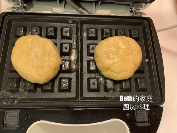 鬆餅機預熱，刷上少許無鹽奶油（食譜外），烤4分鐘左右，表面有淺咖啡色，用牙籤插入無沾黏麵糰即可