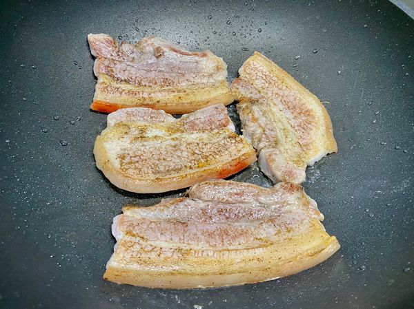 熱油鍋用中大火煎豬肉，途中只翻面一次，一面約煎3-4分鐘(依肉的厚度來做取捨，將豬肉兩面煎至金黃、有熟即可