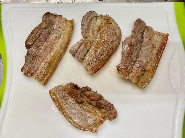 熟後拿起來靜置兩分鐘，將其切成薄片