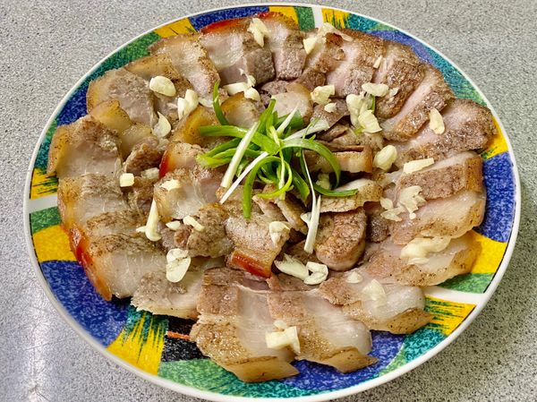 最後擺盤，加上蔥、蒜，並淋上至關重要的醬汁(味霖跟白醋1:1）後即可上菜