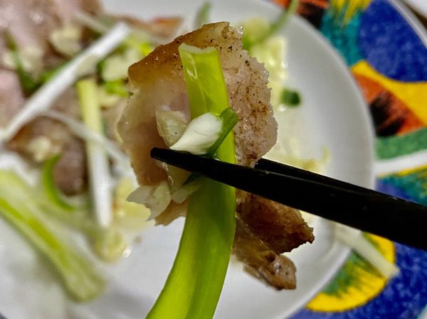 夾一片肉加點生蔥跟生蒜，配上啤酒🍺，真的是超級爽的啦😄