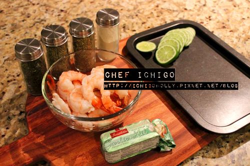 準備好切好材料, 冷凍的蝦子沖熱水稍解凍