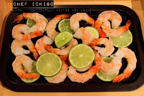 烤箱預熱到175度C, 約350度F。將蝦在烤盤上排列好不要重疊, 把切成片的檸檬或萊姆均勻的分佈在蝦上