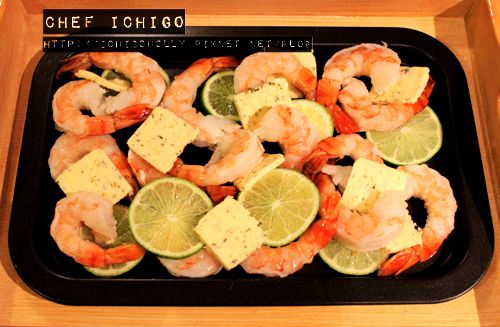 將小塊的奶油也均勻分佈在檸檬或萊姆上