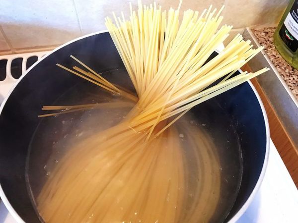 在滾水中加入一些鹽巴，將義大利麵放進去煮到9分熟~
(放義大利麵時可以用撒開呈現扇形的方法，然後讓底部的麵條稍微煮軟之後自然彎曲，再把上方的麵稍微攪拌慢慢沉入鍋中，不要折斷喔)