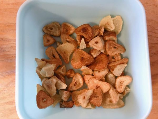 把煸好的蒜片拿起來放在一旁備用