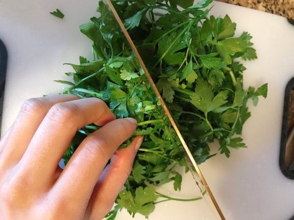 巴西里洗淨切碎、蒜頭剝皮洗淨切片 (盡量切成厚薄度一致，等等煸的時候比較容易可以同時起鍋喔)
(備料時可以一邊在爐上煮好一鍋滾水)