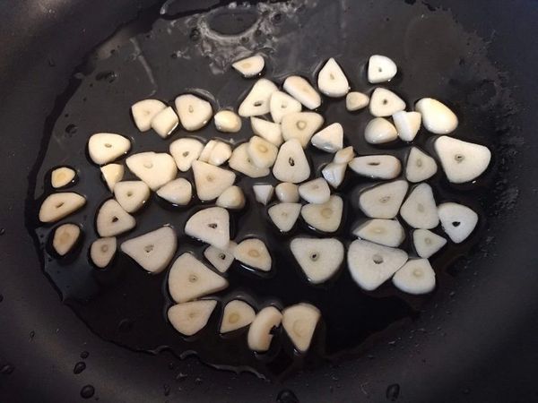 煮麵的同時，拿出一個平底鍋，再另一爐上開中小火，將大量的橄欖油倒入鍋中，就可以立刻將蒜片都放進去，記得要從冷油的時候就開始煸蒜片喔
煸蒜片的過程，記得全程都要用中小火喔，煸出來的蒜片才比較不會苦
這個步驟的要領就是耐心，讓它慢慢煸，直到看見蒜片變成金黃色時就可以取出來了~ 不要過度加熱，不然會燒焦喔