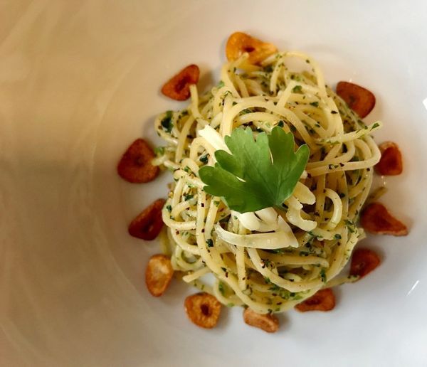 先把麵裝好，上面撒一些起司粉，再擺上一片巴西里葉做裝飾(那時我們家裡只有起司條，所以就用它來代替起司粉，覺得用起來的效果也很不錯喔，給大家參考)
接著在盤子周圍鋪上之前煸好的蒜片就大功告成啦！