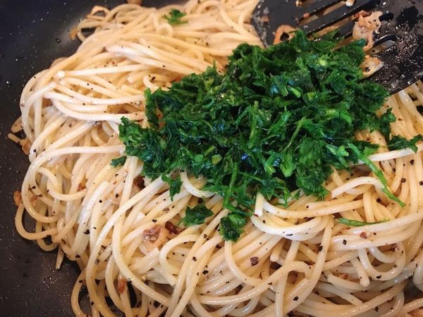 最後把巴西里末放進來稍微拌勻就可以盛盤囉~
(巴西里放進來之後不用炒太久喔，不然香草的味道會變少)