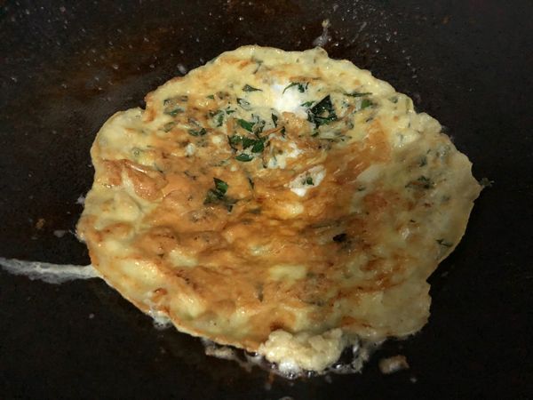 中間比較難熟的蛋液可用筷子稍微攪一下，等蛋液比較乾時，可用鏟子翻面再稍微煎一下即可關火盛盤