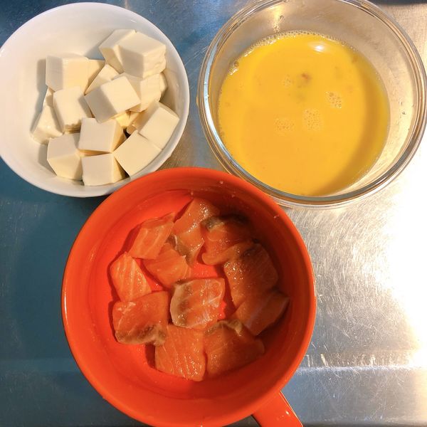備菜
① 鮭魚先切塊並灑入些微鹽巴
．大小依照個人口感去切取
② 雞蛋打入碗中、加入一咪咪鹽巴做攪拌
③豆腐從底部對半切一半並切塊成正方形▫️
．另一半冰回冰箱保存