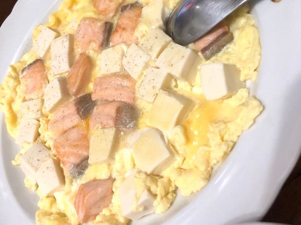 【 料理 】
① 熱鍋冷油轉中火下鮭魚
．新手or怕濺油建議小火下鮭魚再調成中火
．雙面煎完成
② 放入一小碗的水、煮至滾
③ 切好的豆腐放入、一起煮
．可放入半湯匙醬油提味
④ 慢慢放入已打好的蛋液
．繞圓形均勻加入食物中
⑤ 可用筷子稍微翻動讓蛋液變熟
．適當的時候可以拿起鍋子繞圓讓食物均勻受熱