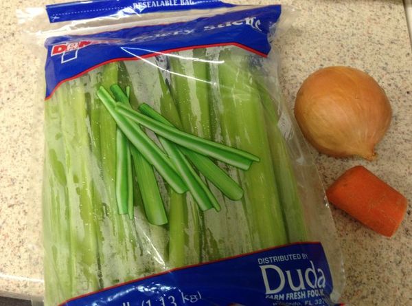 將蔬菜切塊，將切過的洋蔥丟進剛剛煎羊肉的鍋中，加奶油及麵粉炒至金黃熟軟