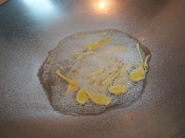 少許水+薑絲+2匙鹽巴煮滾。