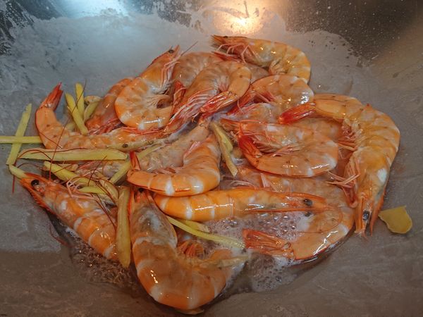 煮滾，蝦子記得要要翻面哦。蝦子下去鍋中不要超過10分鐘會太老。