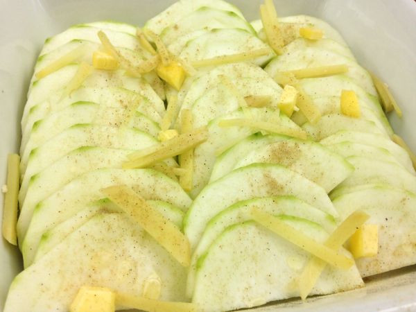 絲瓜切成厚片狀，薑片切絲，如圖放在一有深度的蒸盤中，將奶油切成小塊放入，並加入[調味料A]。