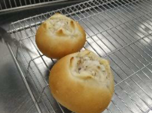 麵包上方切開十字口進烤箱：上火180℃下火170℃烤約15分鐘出爐。