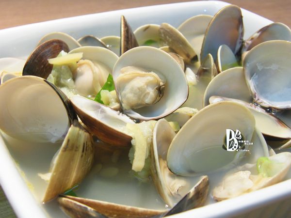 蒸好後將湯汁絲瓜和蛤蜊輕拌一下即可享用:)