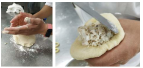 包餡：麵包壓扁包入30克餡料，收口收緊，搓圓。