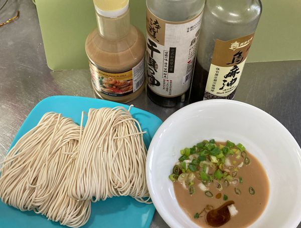 煮一鍋水，水滾後放入麵條煮熟。
另準備一個碗，將所有調味料和蔥混合後備用，可先試吃調味料鹹度是否夠？若不夠可再加醬油或少許鹽巴調味。